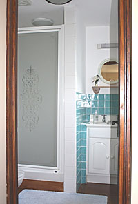 Ensuite bathroom at Nutshell Cottage - Bed & Breakfast - Near Hartpury College Gloucestershire